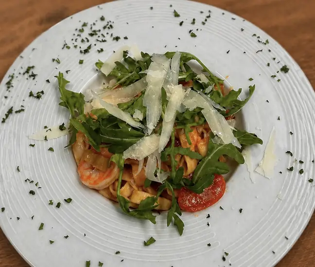 Hausgemachte Tagliatelle mit Garnelen und Rucola — Unpodiverso Bruchsal