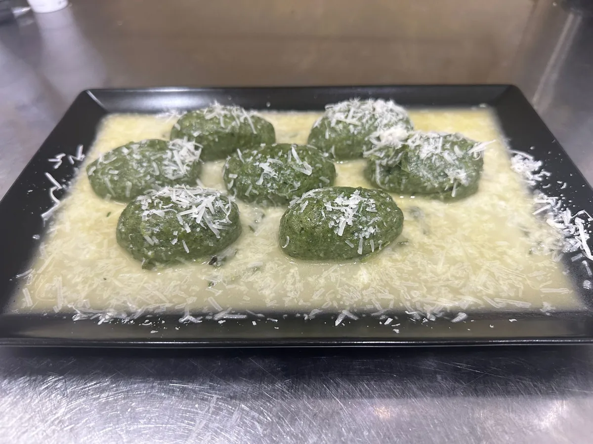 Hausgemachte Spinat-Gnocchi mit Käsesauce — Unpodiverso Bruchsal