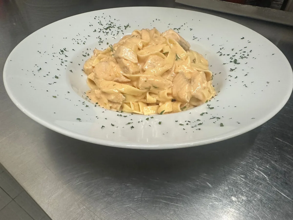Hausgemachte Tagliatelle mit Hähnchenfilet in Sahnesauce — Unpodiverso Bruchsal